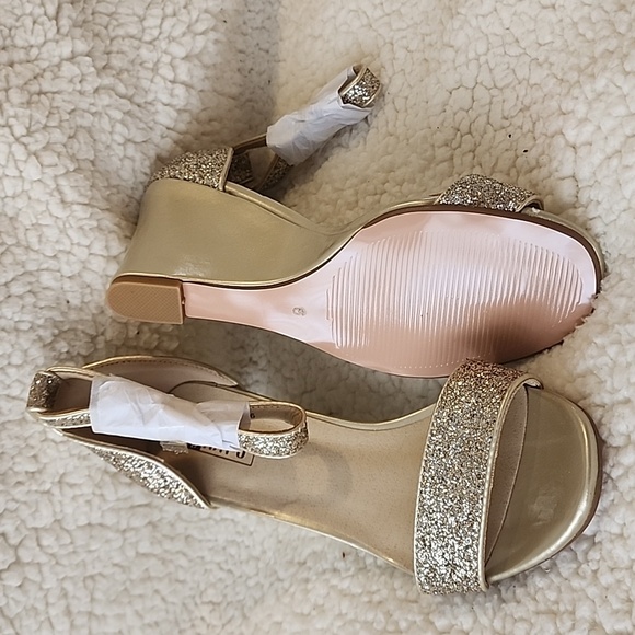 Shoes - Picture 3 of 6